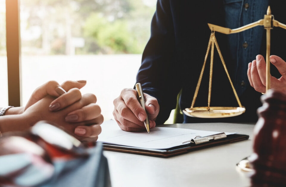 mains de secrétaire sur bureau