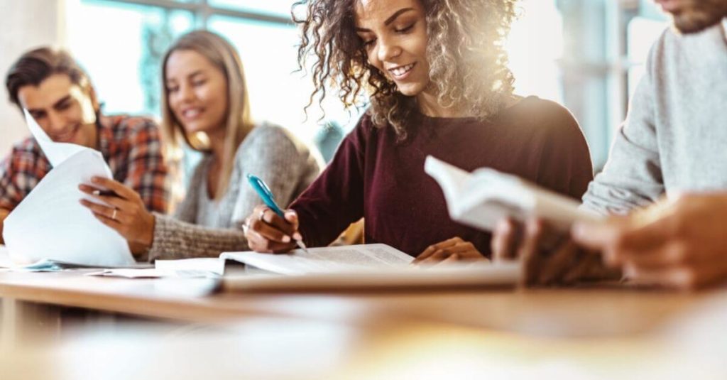 Découvrez nos formations en alternance démarrant en septembre 2021 ! Offres de contrats de professionnalisation avec les entreprises partenaires d'ESAS.