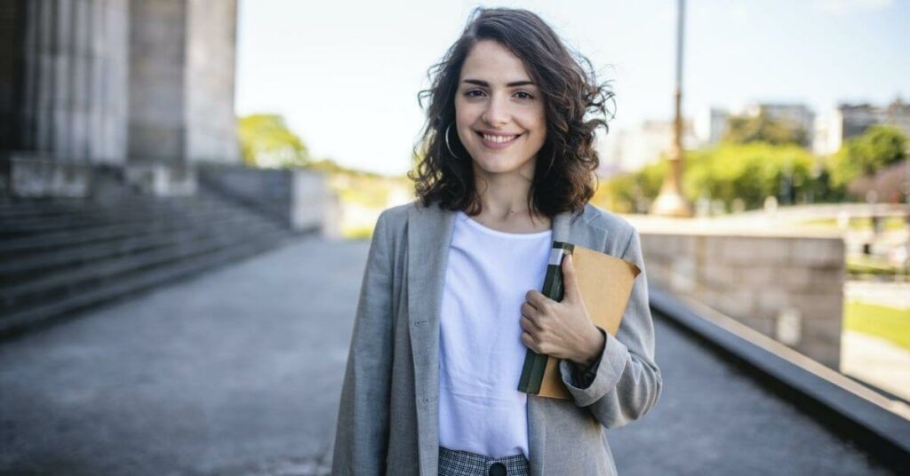 Les secrétaires juridiques ont des emplois très différents de ceux de votre secrétaire de bureau moyenne. Par leurs activités au travail, ils jouent un rôle crucial dans le bon fonctionnement du système judiciaire.