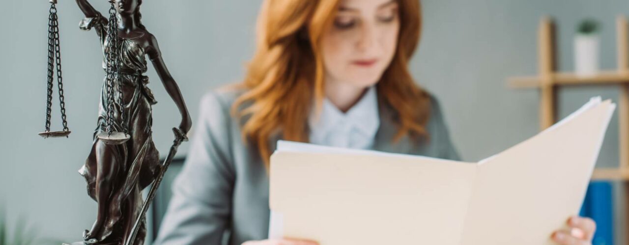 assistant(e) juridique lisant un document