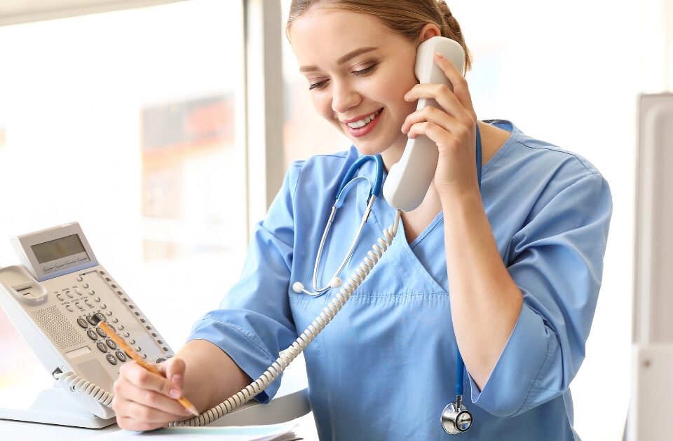 secrétaire médicale au téléphone