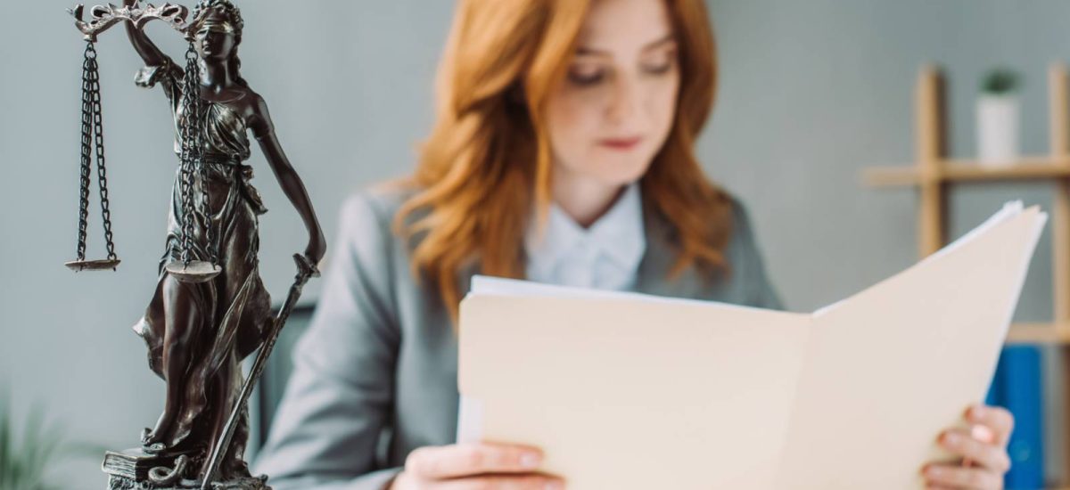 assistant(e) juridique lisant un document
