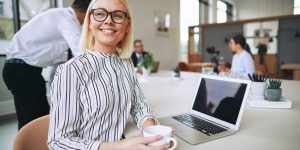 assistante juridique buvant un café
