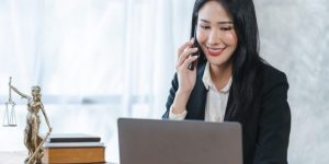 secrétaire juridique au téléphone