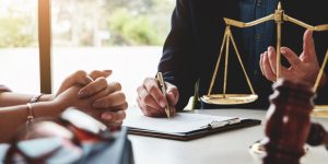 mains de secrétaire sur bureau
