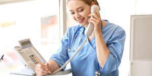 secrétaire médicale au téléphone